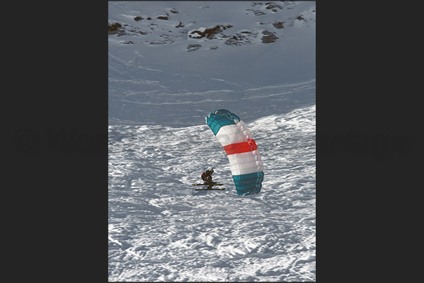 During the race to avoid being disqualified you have to pass the door with the ski on the snow