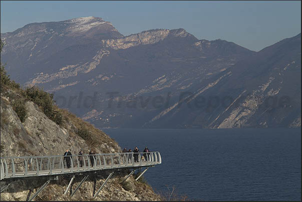 Walk suspended over the lake with departure from Limone towards Riva del Garda