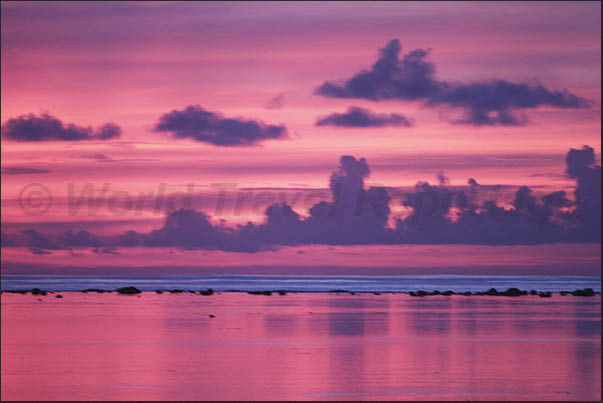 Sunset over the Aitutaki lagoon