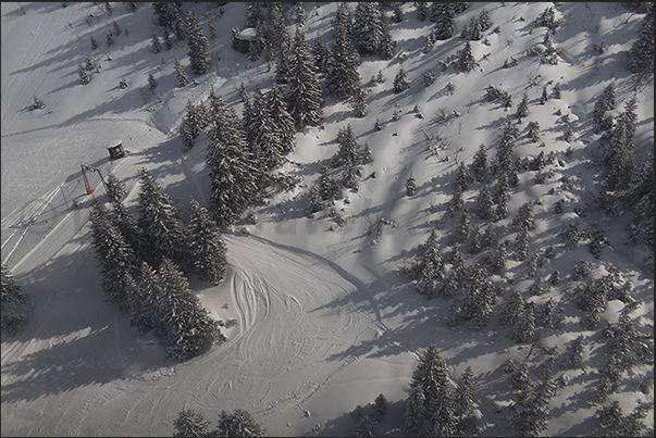 Slopes under the cable car from Lech to Mount Rufikopf (2362 m)