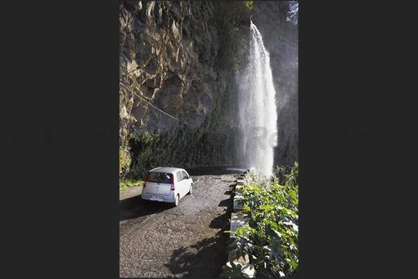 Inland road that climbs to Pico de Areeiro (1.818m).The old road 223 that crosses the island