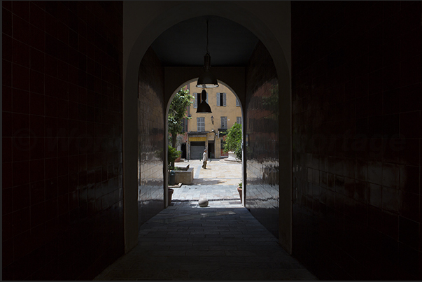 Passageway connecting Place Vieille Boucherie with Place aux Herbes