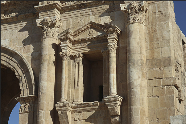 Arch of Hadrian. Start of the visit to the archaeological site