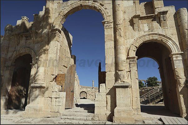 Arch of Hadrian. Start of the visit to the archaeological site