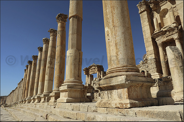 Columns along the avenue that crosses the archaeological site from north to south