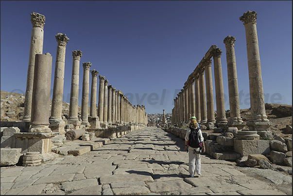 The long paved avenue that crosses the archaeological site from north to south