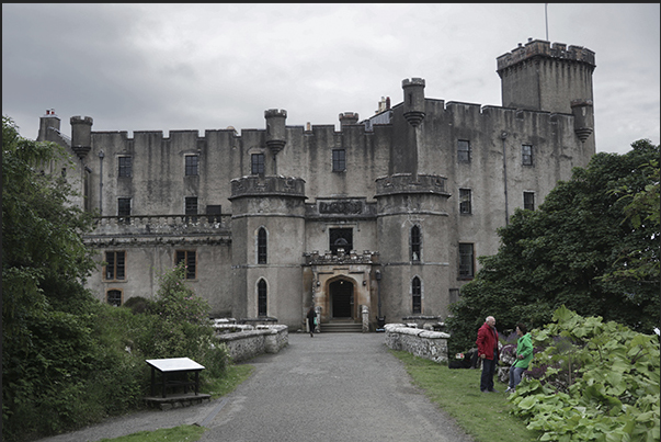 Dunvegan Castle at the bottom of the wide fjord of the same name in front of the island of Gairbh Eilein