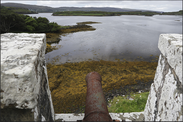 The gulf where the Abhainn Chaisteil river flows in front of the walls of Dunvegan Castle