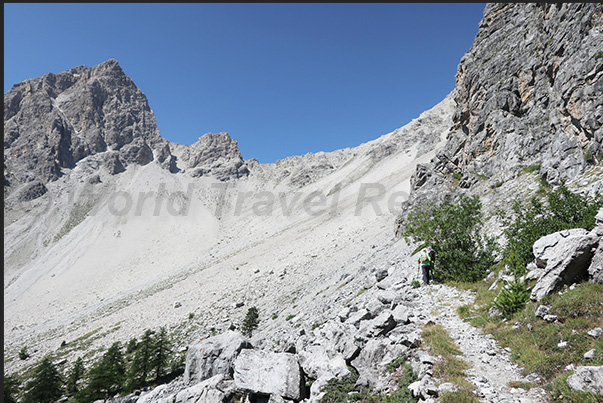 Start of the climb on the large scree that characterizes the Desertes pass