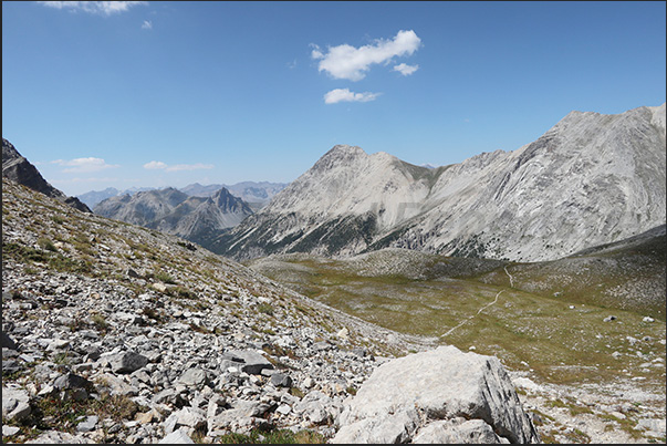 Trail from the Desertes Pass (2,553 m) towards the Orso Pass (2,481 m)
