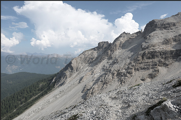 A narrow path between the rocks descends from the Orso Pass (2,481 m) towards Chateau-Beaulard (1,387 m)