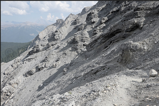 The rugged path that descends from the Orso Pass (2,481 m) towards Chateau-Beaulard (1.387 m)