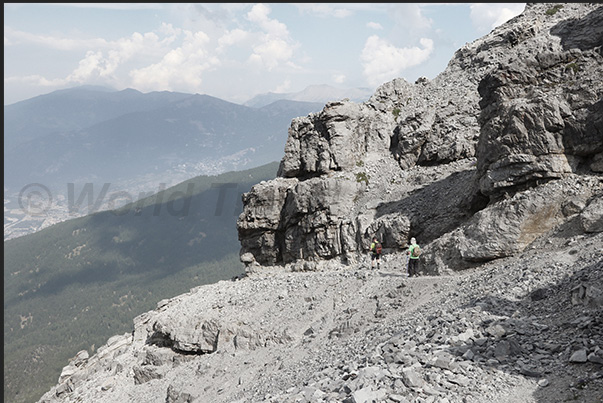 From the Orso Pass (2,481 m) you descend towards Chateau-Beaulard (1,387 m)
