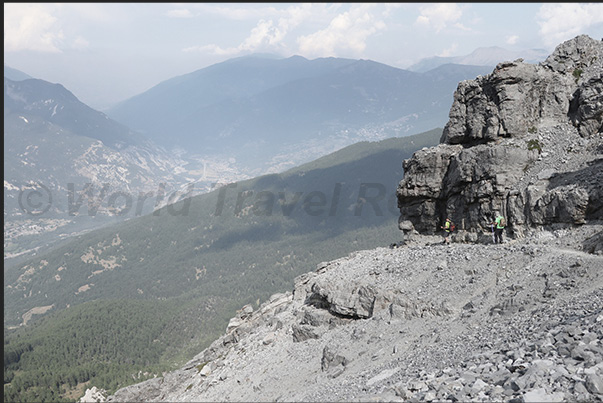 From the Orso Pass (2,481 m) you descend towards Chateau-Beaulard (1,387 m)