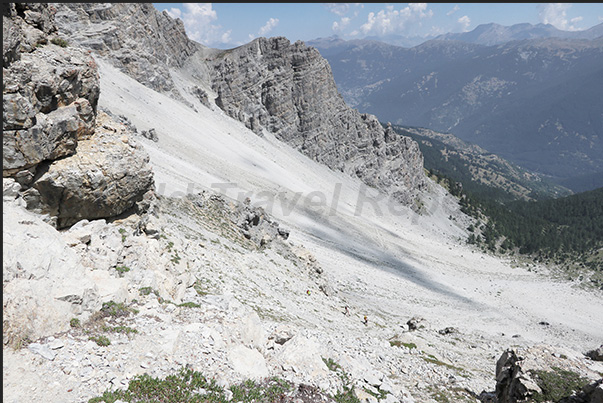 The vast scree slope you cross to reach the Desertes pass (2,553 m)