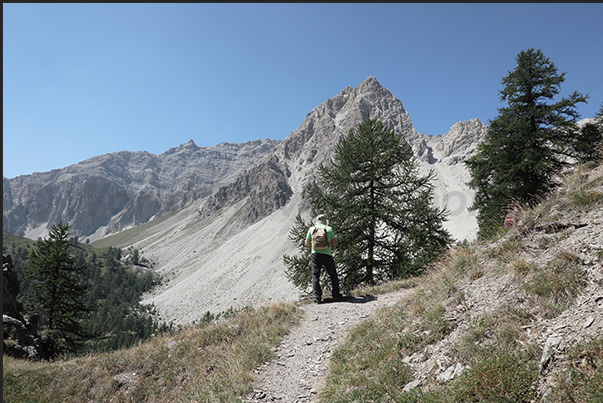 Path leading to the base of the Desertes Pass