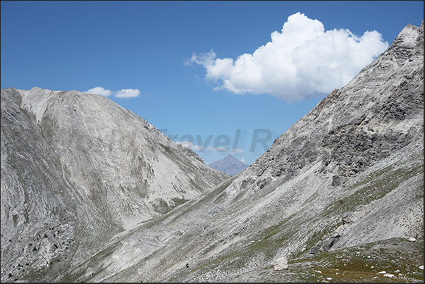 Trail from the Desertes Pass (2,553 m) towards the Orso Pass (2,481 m)