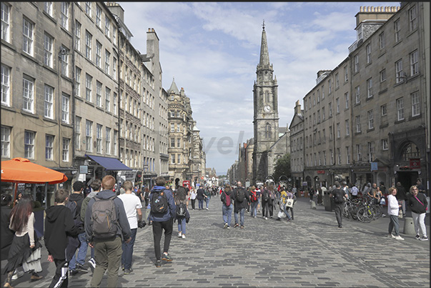 Royal Mile, the street that connects the Castle to the Palace of Holyroodhouse with restaurants and shops Royal Mile, the street that connects the Castle to the Palace of Holyroodhouse with restaurants and shops