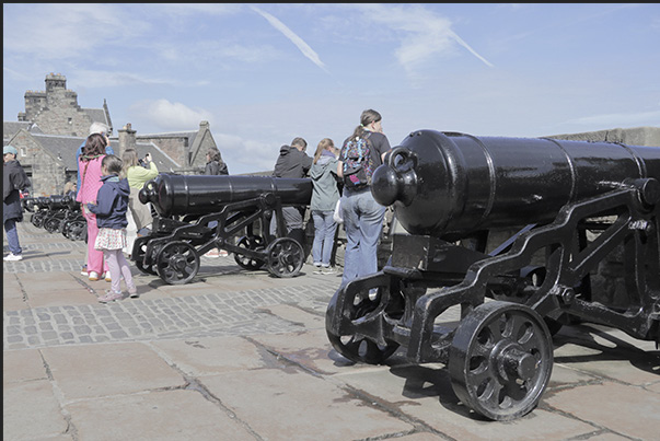 Cannons aimed to the valley lined up on the walls of Edinburgh Castle Cannons aimed to the valley lined up on the walls of Edinburgh Castle