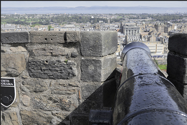 Cannon aimed to the city from the walls of Edinburgh Castle Cannon aimed to the city from the walls of Edinburgh Castle