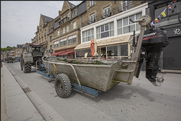 Cancale Bay. When the tide rises, the oyster farmers return to land, bringing their boats loaded with equipment and oysters