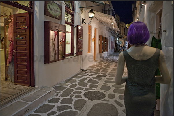 Historic center of Parikia where there are shops selling handicrafts, jewelry, fabrics and typical products of the island