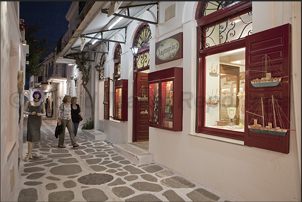 Historic center of Parikia where there are shops selling handicrafts, jewelry, fabrics and typical products of the island
