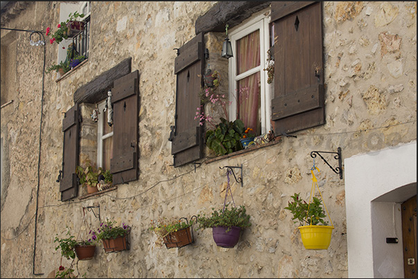 Walking through the alleys of the village it is impossible not to be attracted by the windows, each with its own particularity