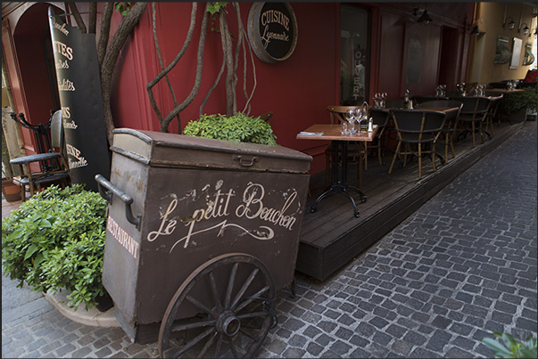 Hidden in the alleys among the plants, small restaurants prepare typical French cuisine