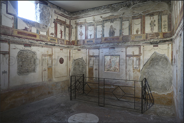 Exedra room with mythological depictions on a yellow sling