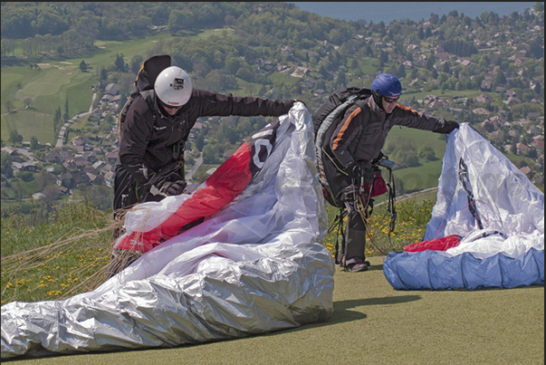 Starting for paragliding in the country of Blufy located under the mountain called The Dents de Lanfon near Talloires