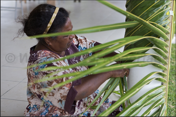 Roh village. The women intertwined leaves of the palm trees on the occasion of Wajuyu Festival
