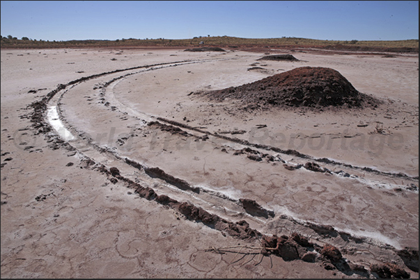 Leaving the Stuart Highway, following the National 4 towards Uluru, it passes close to the ancient salt lakes area