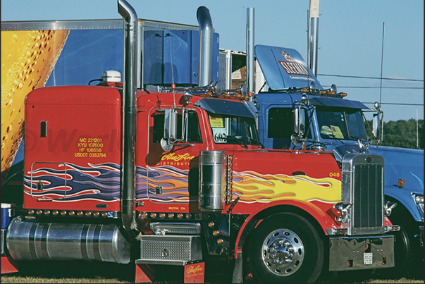 Difficult, for the judges of the beauty contest, decide which is the most beautiful truck